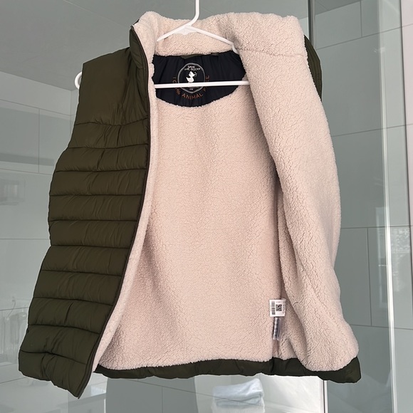 Gorgeous nearly new vest with cozy fleece interior - Picture 3 of 4